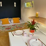 La Au Fond Du Jardin