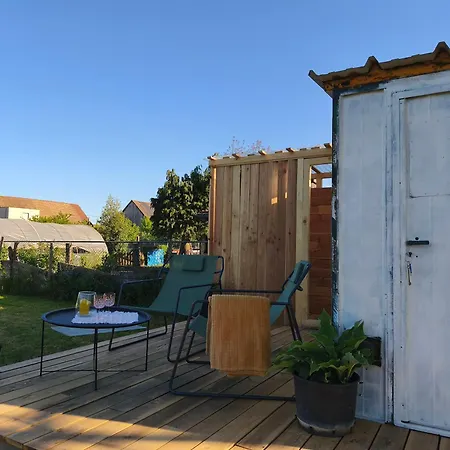 La Au Fond Du Jardin